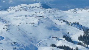 Jahorina, Bosna-Hersek: 17 Ocak 2026: Başkanların hava manzarası ve tatil beldesi taşıma ağı oluşturan kayak yamaçları
