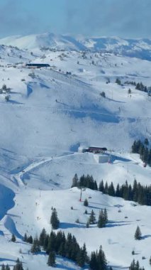 Jahorina, Bosna-Hersek: 17 Ocak 2026: Kayak merkezinin çıkış istasyonları ve etrafındaki kayak yamaçlarının dikey hava görüntüsü
