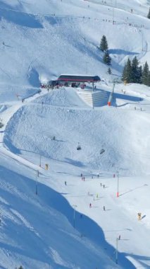 Jahorina, Bosna-Hersek: 17 Ocak 2026: Novak Cokoviç Gondokoviç 'in kayak merkezindeki çıkış istasyonunun havadan görüşü