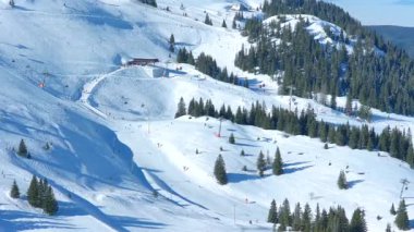 Jahorina, Bosna-Hersek: 17 Ocak 2026: Novak Cokoviç 'in kar üzerinde faaliyet gösteren gondoluyla birlikte kayak yamaçlarının havadan görünüşü dağlık araziyi kapladı