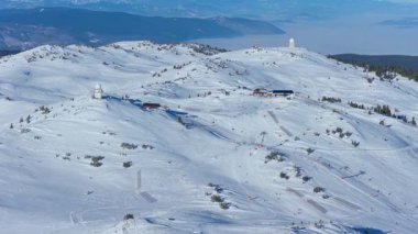 Jahorina, Bosna-Hersek 17 Ocak 2026: Poljice ve Ogorjelica gondol istasyonlarının kayak merkezi zirvesinin hava görüntüleri.