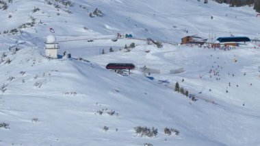 Jahorina, Bosna-Hersek 17 Ocak 2026: Ogorjelica gondol istasyonunun kayak merkezi zirvesindeki insansız hava aracı görüntüsü.