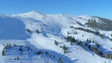 Yamaçlı ve kaldırma sistemli Jahorina kayak merkezinin geniş hava manzarası, organize alp tatil beldesi düzeni ve kış sporları altyapısını vurguluyor