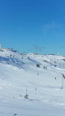 İHA 'nın kayak pistleri üzerindeki görüntüsü tam tesis altyapısını gözler önüne seriyor, turizm ve spor promosyonu için temiz alp kış görüntüleri sunuyor.