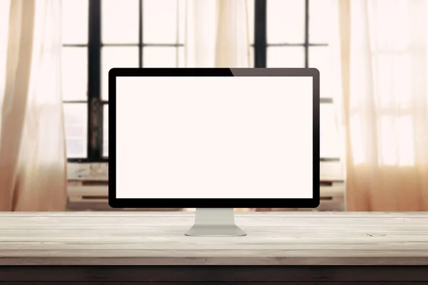 Дисплей компьютера на столе и домашний офис интерьера с окнами в фоновом режиме макет презентации — стоковое фото