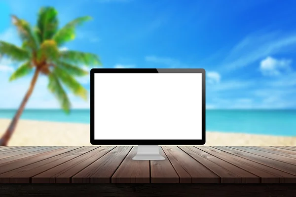 Computerdisplay auf dem Schreibtisch mit Strandpalme und Meer im Hintergrund Attrappe Präsentation — Stockfoto