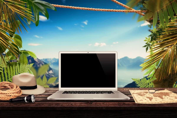 Laptop branco mapa chapéu corda tocha na mesa com montanhas no fundo apresentação mockup — Fotografia de Stock