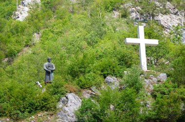 Dobrun Manastırı, Bosna-Hersek, 9 Haziran 2013 Karadjordje Petroviç Heykeli ve orman ile çevrili kayalık bir yamaçta bulunan büyük beyaz haç.