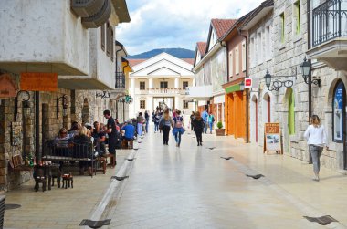 Andricgrad, Visegrad, Bosna-Hersek, 13 Mayıs 2017. Andricgrad kültür kompleksinin ana yaya caddesi boyunca yürüyen ziyaretçiler kafe ve dükkanlarla dolu..