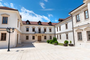 Andricgrad, Visegrad, Bosna-Hersek 23 Mayıs 2020 'de Andricgrad kültür kompleksi içindeki tarihi yapılarla çevrili bir merkez meydanı..