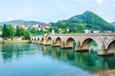 UNESCO Bosna-Hersek 'in Visegrad kentindeki Drina Nehri üzerindeki Mehmet Paşa Sokoloviç Köprüsü' nü, tarihi seyahat beldesi ve kültür simgesini korudu.