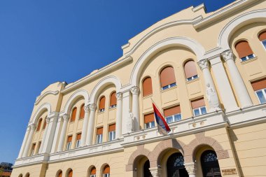 Banja Luka, Bosna-Hersek 4 Eylül 2021 Banski Dvor binası, önemli bir kültür kurumu olarak bilinen güneşli bir günde fotoğraflandı.