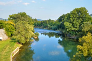 Banja Luka, Bosna-Hersek 4 Eylül 2021 Vrbas Nehri ve Kastel kalesi manzaralı ve insanlar dışarıda vakit geçiriyor.