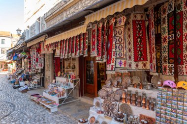 Bosna-Hersek 'in Mostar kentindeki taş cadde boyunca geleneksel el halıları ve el sanatları olan 22 Şubat 2020 hediyelik eşya dükkanları.