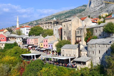 Bosna-Hersek 'in Mostar kenti 11 Kasım 2018' de tarihi Mostar kenti, geleneksel taş evler, restoranlar ve Neretva nehri kıyısındaki teraslı binalarla görüldü..