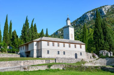 Bosna-Hersek 'in Mostar kenti yakınlarındaki Zitomisliç, 7 Temmuz 20218 Zitomislik Ortodoks Manastırı, berrak mavi gökyüzü altında huzurlu bir doğal ortamda yer aldı..