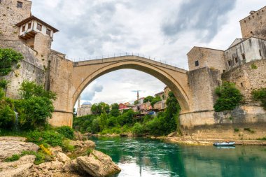 Mostar, Bosna-Hersek 1 Haziran 2020 tarihi Stari Most köprüsü ve eski Mostar kasabasındaki zümrüt Neretva nehrinin manzarası.
