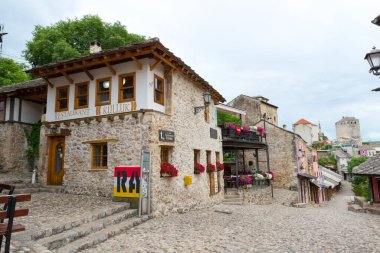 Mostar, Bosna-Hersek 1 Haziran 2020 'de Mostar' ın eski kent bölgesinde restoranı ve terası olan geleneksel taş bina.