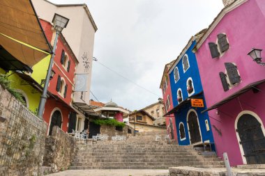 Mostar, Bosna-Hersek 1 Haziran 2020 tarihi Mostar semtinde geleneksel evler ve taş basamaklar.
