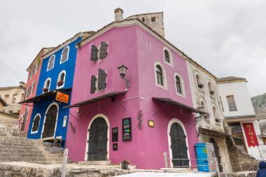 Mostar, Bosna-Hersek 1 Haziran 2020 tarihi mimari ve dar sokakların yer aldığı eski Mostar kasabasındaki geleneksel renkli taş binalar.