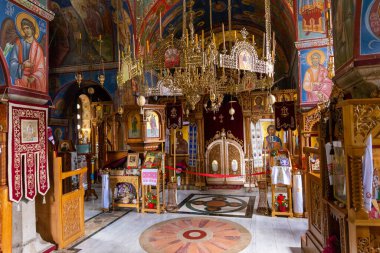 Trebinje, Bosna-Hersek 21 Haziran 2020 Tvrdos Manastırı 'nın içinde ikonostaz, Ortodoks simgeleri ve freskleri, Hersek' teki Sırp Ortodoks ruhani mirası yer alıyor..