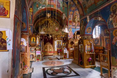 Trebinje, Bosna-Hersek 21 Haziran 2020 Tvrdos Manastırı 'nın içinde ikonostaz, dini simgeler ve fresklerle birlikte Sırp Ortodoks kutsal alanı Hersek' te.