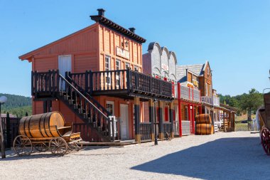 Zlatibor, Sırbistan 14 Ağustos 2021 Kovboy köyü içindeki ahşap binalar, Sırbistan 'ın popüler turistik merkezi.