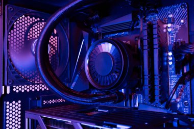 Sıvı soğutmalı işlemci, ana kart, soğutma vantilatörü ve dahili bileşenleriyle aydınlatmalı modern bir masaüstü bilgisayarı..