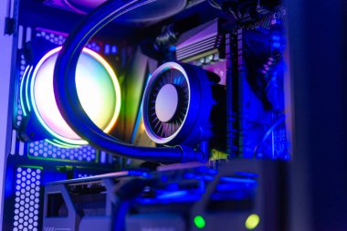 Rgb fan, işlemci soğutucu, hafıza modülleri ve renkli ışıklandırmayla aydınlatılan dahili bileşenlerle birlikte sıvı soğutulmuş oyun pc 'sinin ayrıntılı görünümü