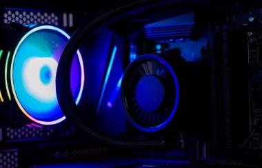 Oyun bilgisayarının içinde rgb fan ile sıvı soğutma sistemi, termal yönetim, performans donanımı ve modern bilgisayar mühendisliği sergileniyor
