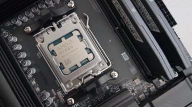 Saraybosna, Bosna-Hersek 15 Şubat 2026 X870E anakartına yüklenmiş Ryzen 9950X3D ve DDR5 hafızasının sola doğru yavaş çekim sağı