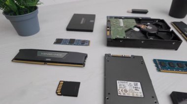 Saraybosna, Bosna-Hersek 14 Şubat 2026 SSD, M.2, RAM, USB ve SD kartlarının kompozisyonu AI güdümlü yarı iletken talebinin artması üzerine