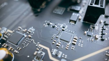 Çift mikroçipli ve elektronik izli ayrıntılı anakart yüzeyi, yarı iletken ve dijital teknoloji endüstrisi için gelişmiş bilgisayar donanımı kavramı