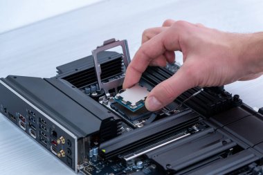 Masaüstü işlemcisi ana kart soketine, bilgisayar montaj sürecine ve yüksek performanslı bilgisayar inşa kavramına elle kuruluyor