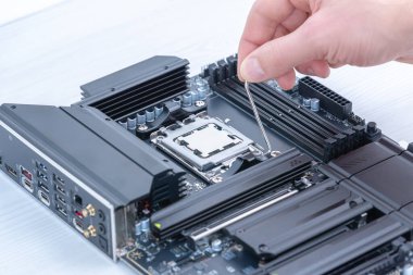 İşlemci ana kart soketinde koruma parantezi, detaylı bilgisayar donanımı kurulumu ve bilgisayar montaj süreci ile güvence altına alınıyor