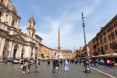 Roma, İtalya 20 Nisan 2025 Agone 'daki SantAgnese yakınlarındaki Piazza Navona' yı ve tarihi şehir merkezinin merkezindeki merkez dikili çeşmeyi dolduran kalabalık.