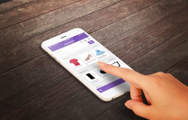 kadın satırındaki ahşap masa pazarlama konseptini büyüyen akıllı telefon ile alışveriş