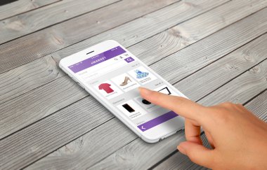 kadın satırındaki ahşap masa pazarlama konseptini büyüyen akıllı telefon ile alışveriş