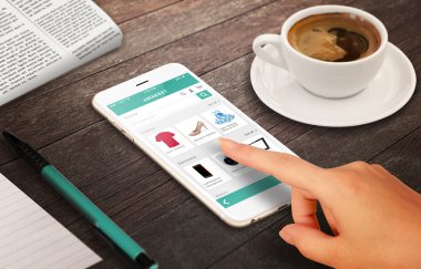 pazarlama kavramı büyüyen kahve gazete kalemle dinlenmek zaman kadın ahşap masa akıllı telefon ile online alışveriş