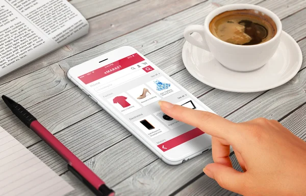 kadın ile akıllı telefon alışveriş satırındaki