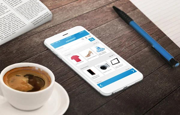 Zakupy online z inteligentny telefon na drewnianym stole relaks czas ołówkiem gazety kawa rośnie koncepcji marketingowej — Zdjęcie stockowe