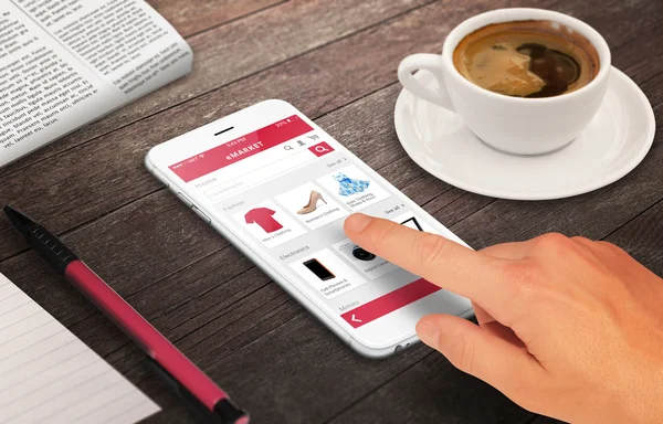 Uomo sullo shopping online con smart phone — Foto Stock