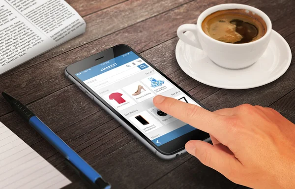 adam akıllı telefonu ile alışveriş satırındaki