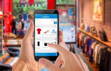 Akıllı adam elinde telefon online alışveriş