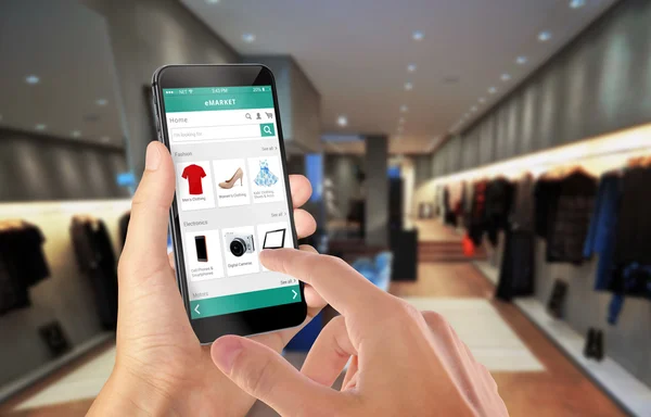 Akıllı adam elinde telefon online alışveriş