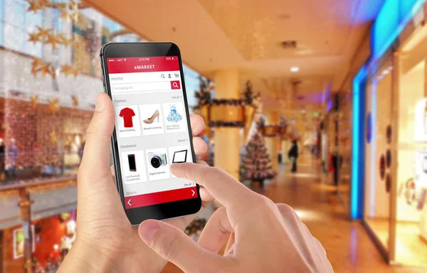 Смартфон онлайн покупки в руке человека — стоковое фото