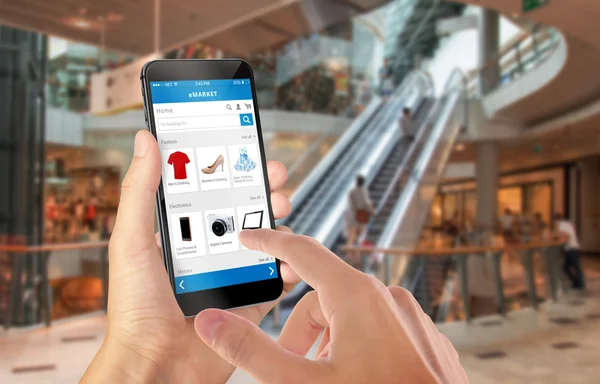 Smart phone shopping online in mano all'uomo — Foto Stock