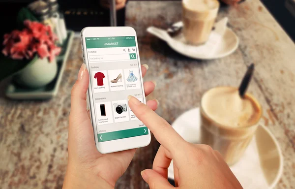 Смартфон онлайн покупки в руке женщины — стоковое фото