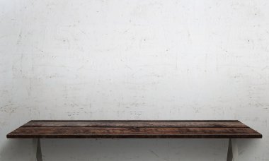 Boş bir tablo, çalışma alanı ile arka planda duvar.