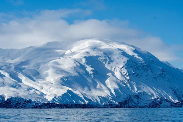İzlanda 'da kışın kıyı şeridi